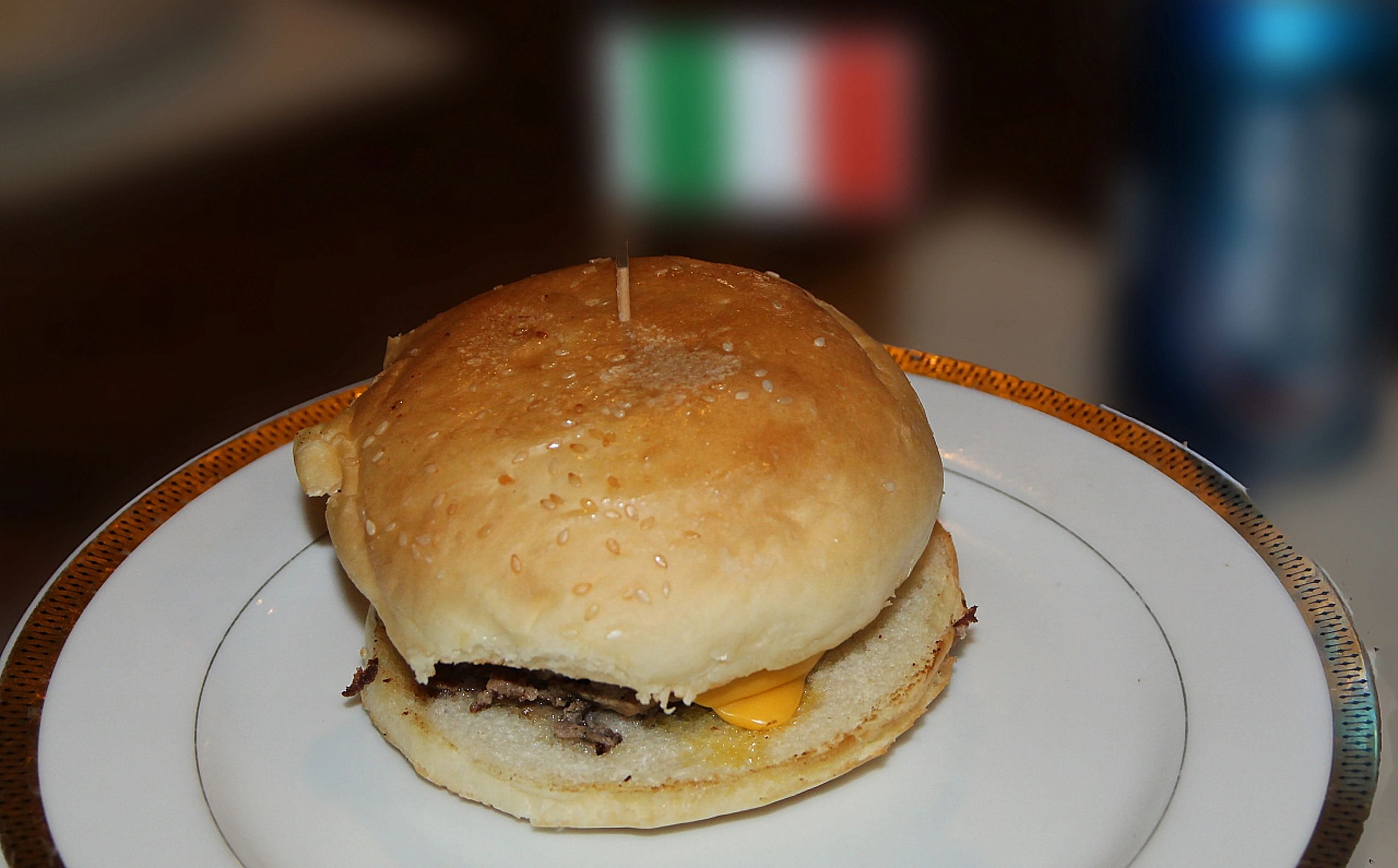 Cheeseburger on a plate with blurred background